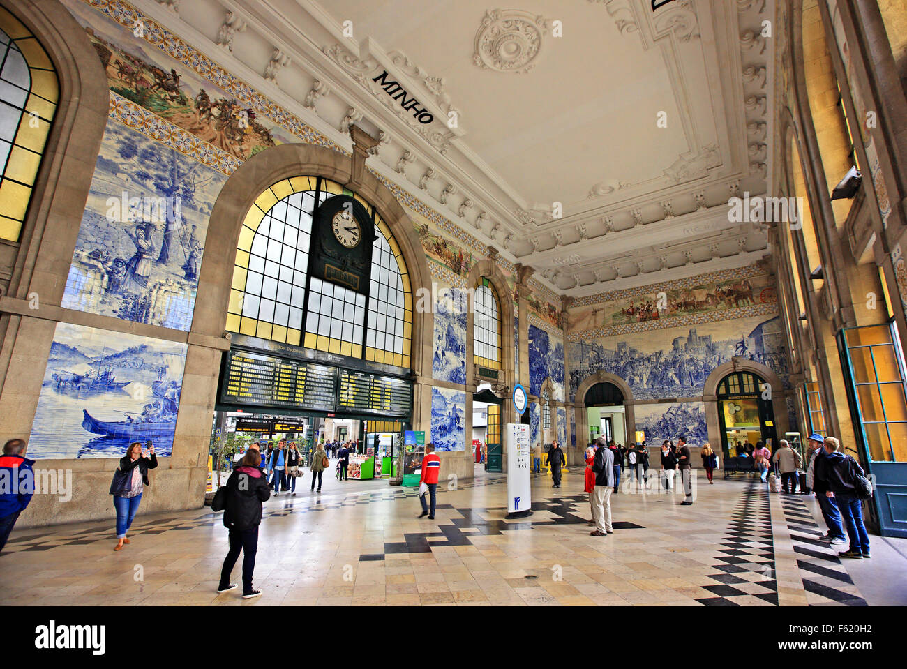 Il Sao Bento stazione,coperto con impressionante azulejo pannelli. Porto, Portogallo. Foto Stock