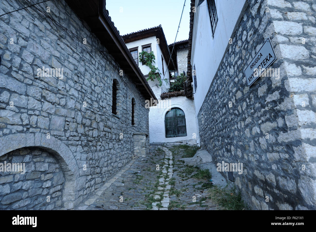 Le strette vie lastricate e passaggi nel sito del patrimonio mondiale di Mangalemi, Ottomani nel trimestre di Berat. Berat, Albania. Foto Stock