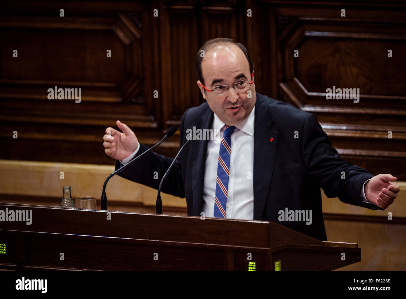 Barcellona, Spagna. Decimo Nov, 2015. MIQUEL ICETA, presidente del gruppo parlamentare del PSC, spiega il 'No' dal suo gruppo per il candidato proposto Artur Mas di 'Junts pel Si' durante la discussione sull'investitura per il catalano della presidenza nel parlamento catalano. Credito: matthi/Alamy Live News Foto Stock