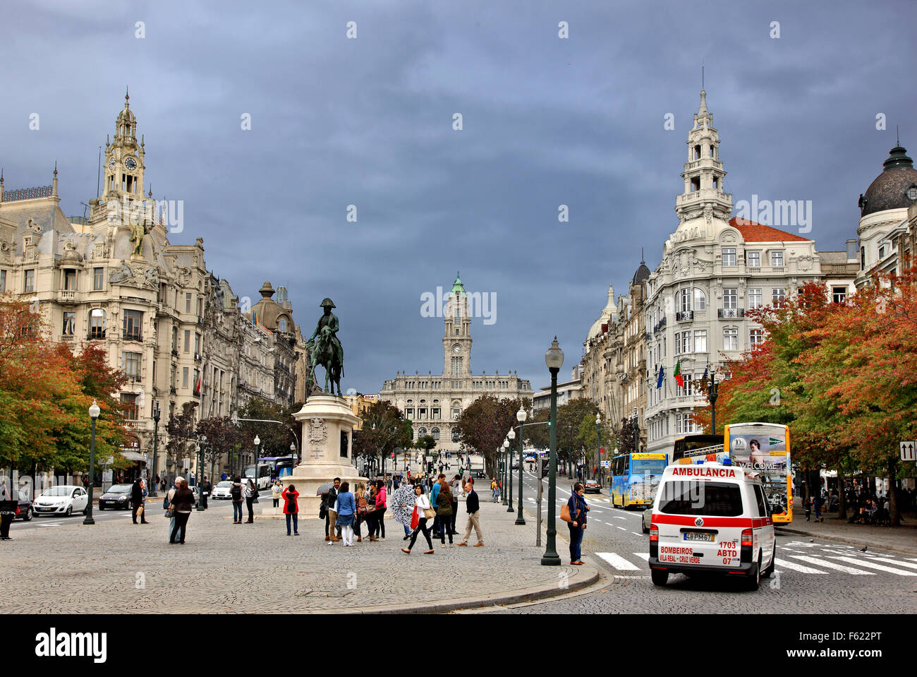 La Praça ('Square') fare General Humberto Delgado e Avenida dos Aliados, Porto, Portogallo. Sullo sfondo la camara Municipal do Porto. Foto Stock