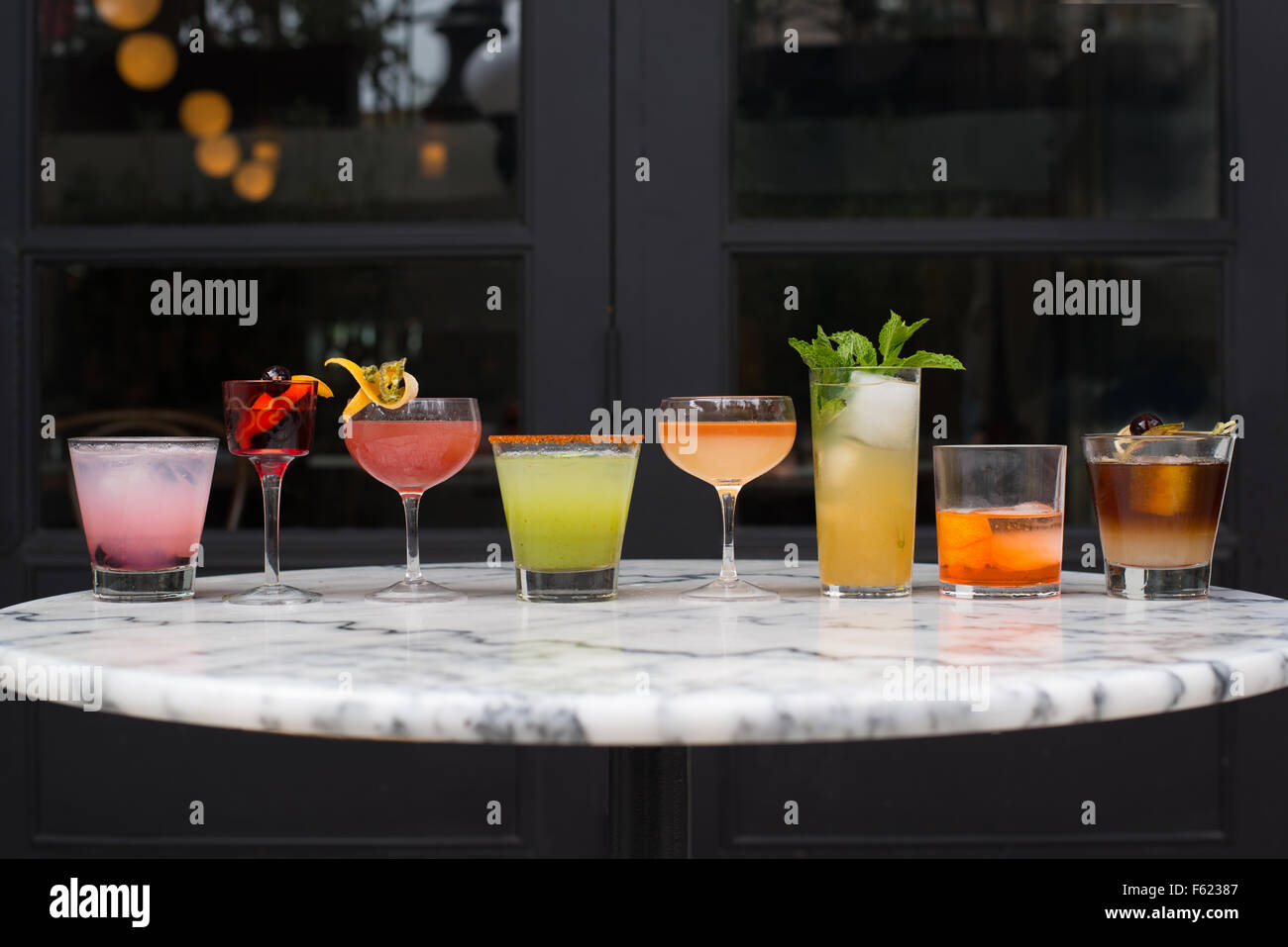 Una foto di gruppo dei vari cocktail contro uno sfondo scuro in un ristorante di impostazione. Foto Stock