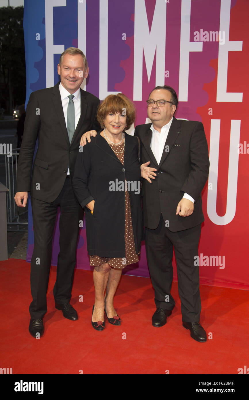 Celebrità presenti all'apertura di Hamburger Filmfest 2015 al Cinema Cinemaxx Catherine Deneuve si è aggiudicato il Douglas- Sirk -Preis dotate: Lutz Marmor, Hannelore Hoger, Albert Wiederspiel dove: Amburgo, Germania Quando: 02 Ott 2015 Foto Stock