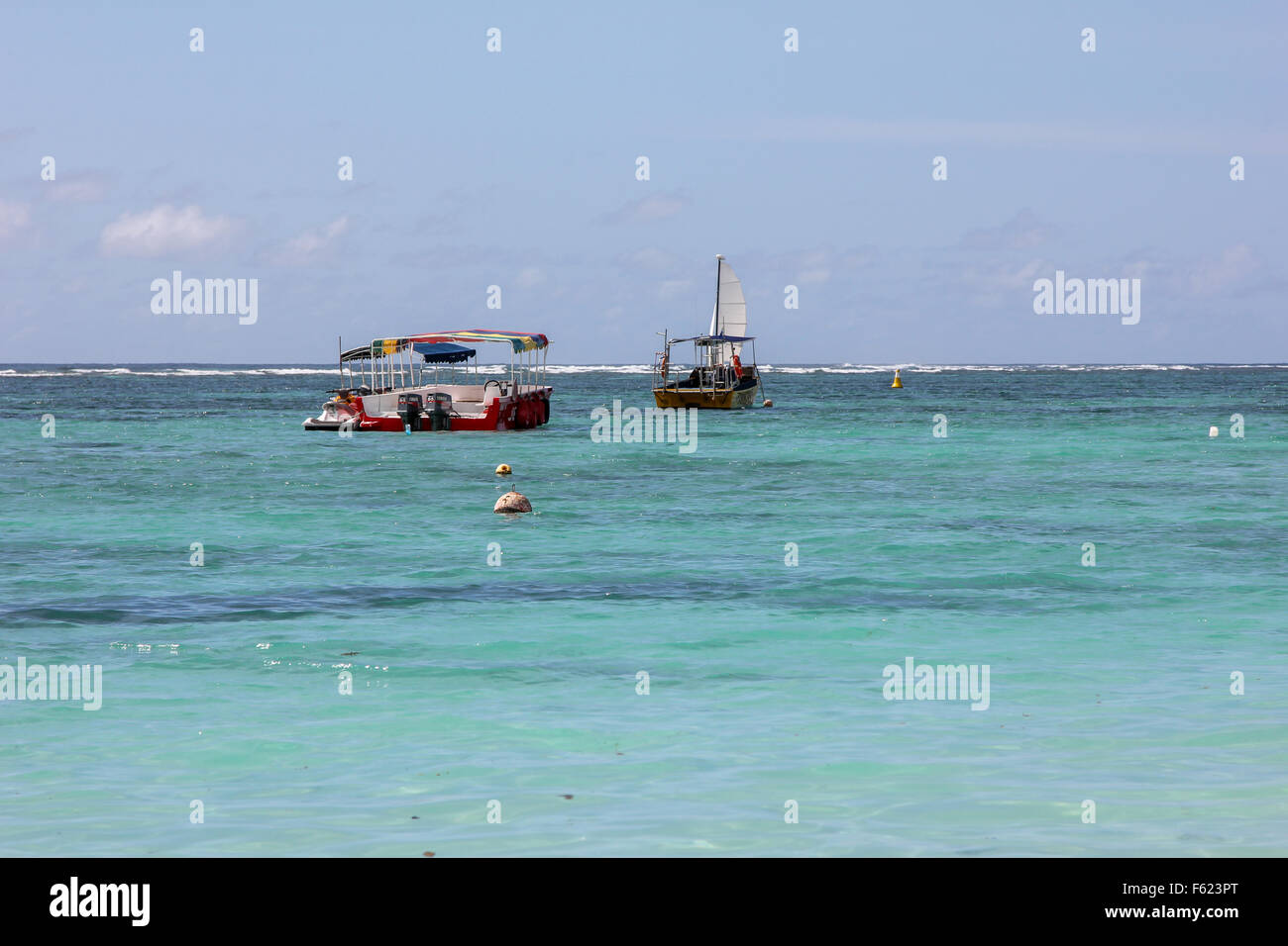 Due barche di andare lontano per il mare Foto Stock