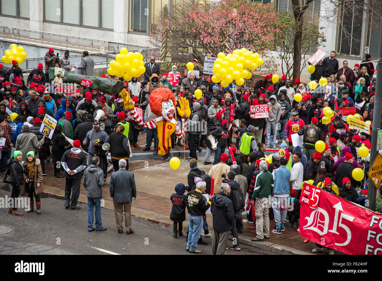 Detroit, Michigan STATI UNITI D'AMERICA. Il fast food, home care e altri lavoratori a bassa remunerazione rally per un $15 salario minimo. Credito: Jim West/Alamy Live News Foto Stock