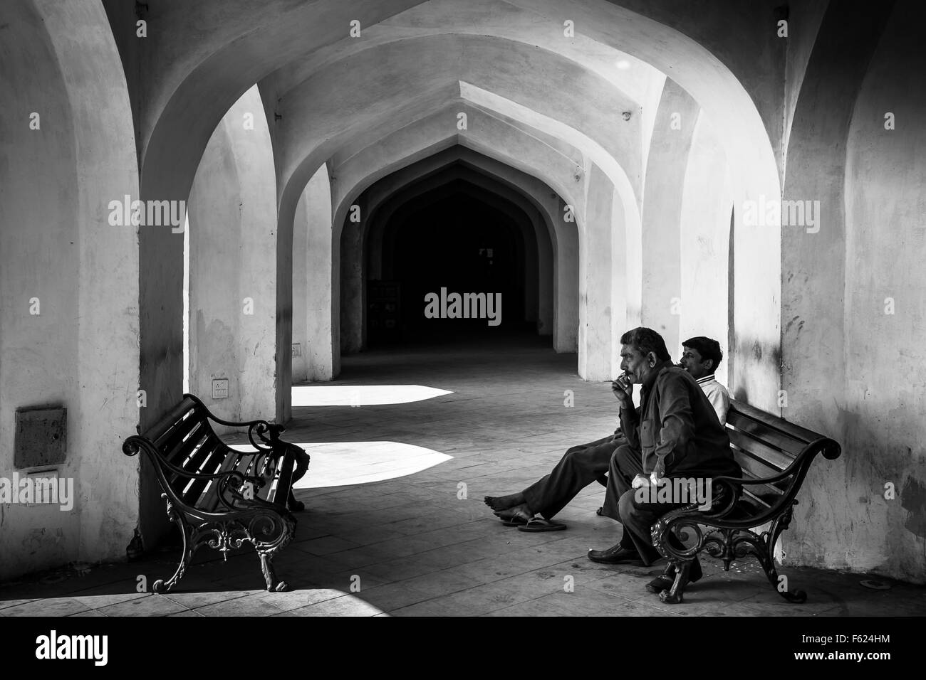 Jaipur, Rajasthan 302001, India. 16 Mar, 2014. Questa è una piccola collezione di tante persone colorate' e diversi volti, luoghi', spazi di India. 2 Gli uomini locali sedersi e aspettare per i loro clienti Forte Amer la Piazza del Palazzo. © Serap Sabah/ZUMA filo/Alamy Live News Foto Stock