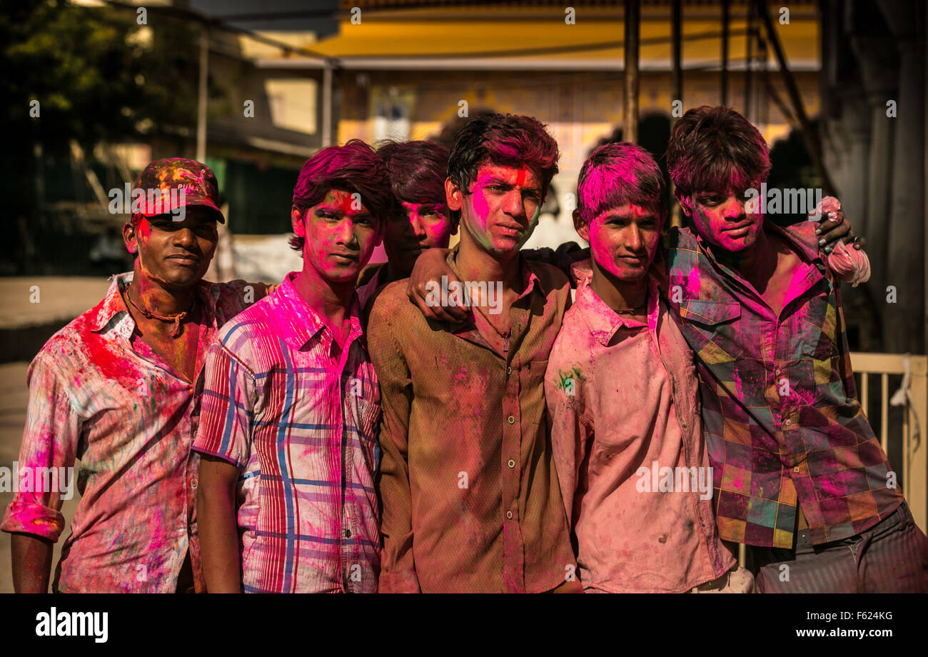 Jaipur, Rajasthan 302001, India. Xvii Mar, 2014. Questa è una piccola collezione di tante persone colorate' e diversi volti, luoghi', spazi di India. Un gruppo di giovani ragazzi indiani hanno divertimento e celebrare la Holi fest a street. E sono in posa per i fotografi. © Serap Sabah/ZUMA filo/Alamy Live News Foto Stock