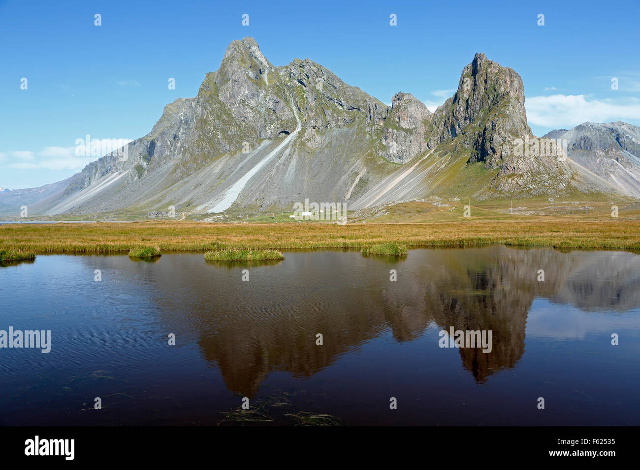 Montagna Vikurfjall riflessa su stagno, vicino Hvalnes Riserva Naturale, Islanda Foto Stock
