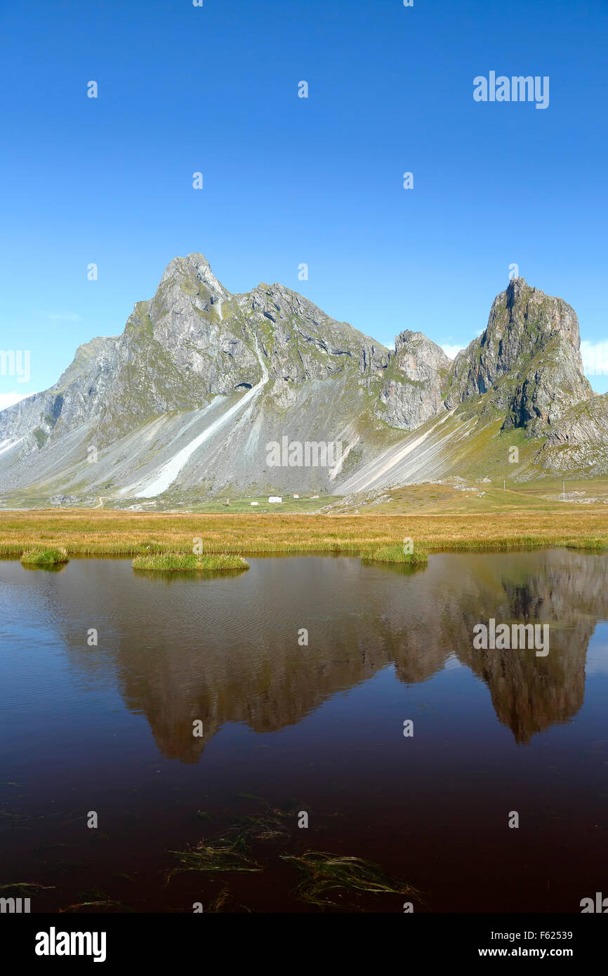 Montagna Vikurfjall riflessa su stagno, vicino Hvalnes Riserva Naturale, Islanda Foto Stock