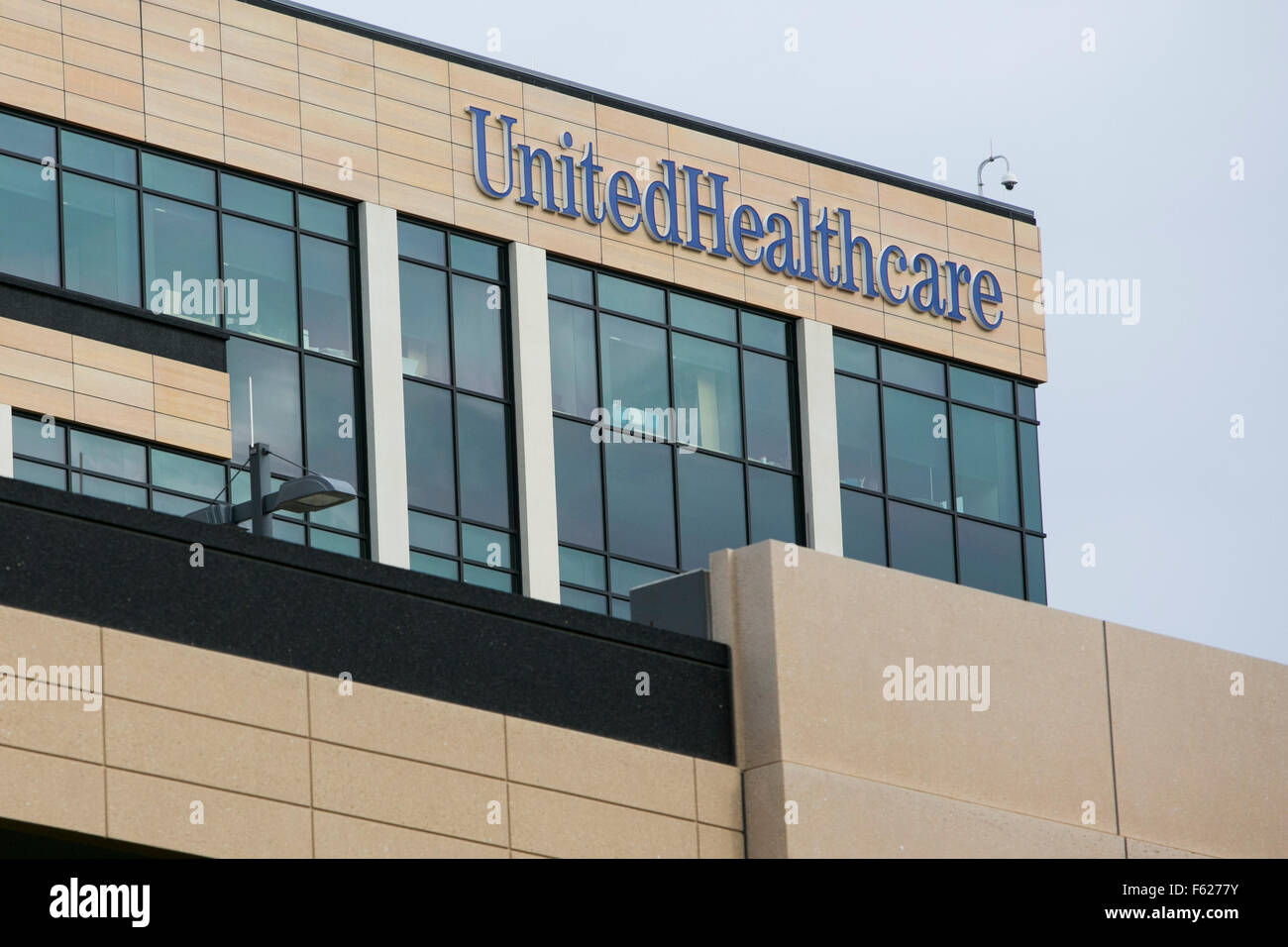 Un logo segno al di fuori della sede della UnitedHealthcare in Minnetonka, Minnesota il 25 ottobre 2015. Foto Stock