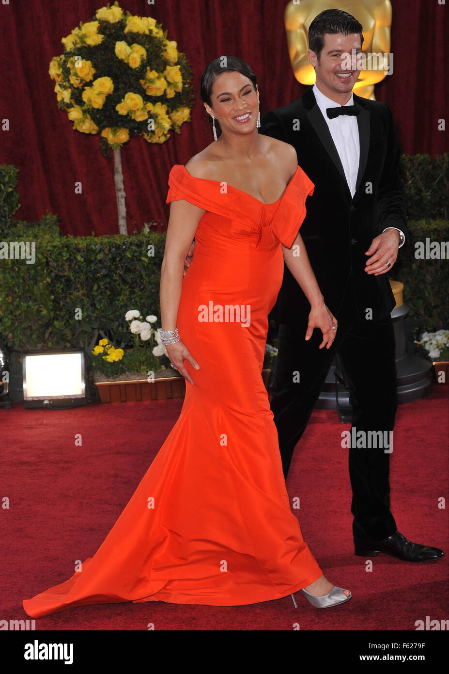 LOS ANGELES, CA - Marzo 7, 2010: Paula Patton & Robin Thicke all'ottantaduesima annuale di Academy Awards il Kodak Theatre, Hollywood. Foto Stock