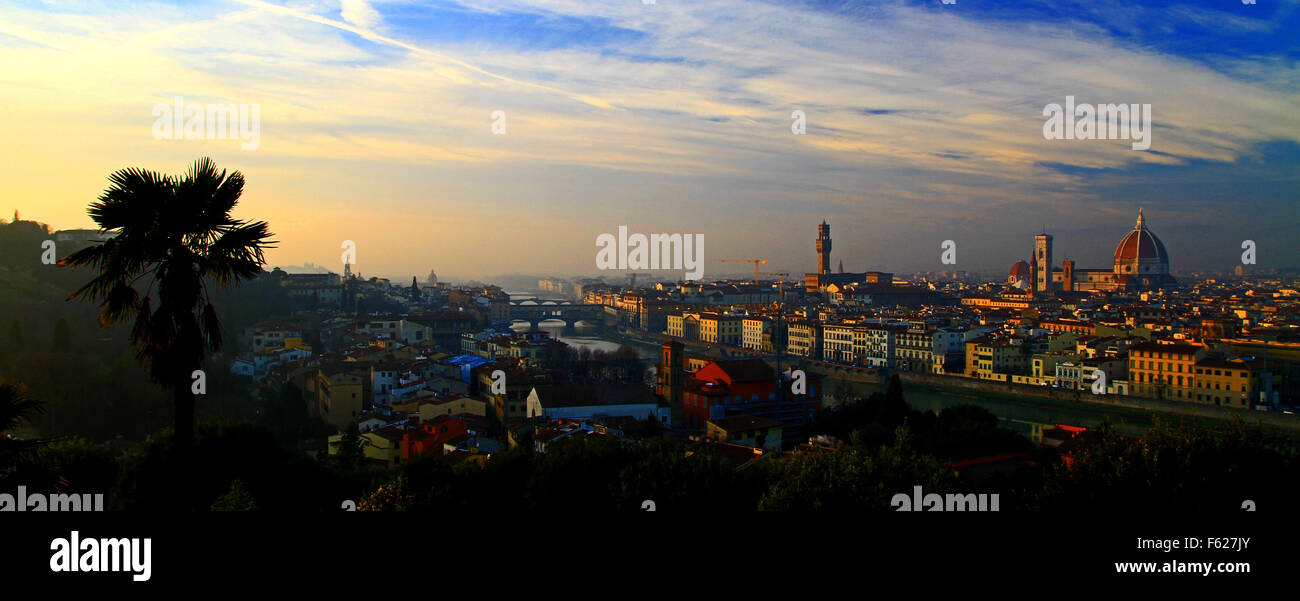 Vista della Basilica di Santa Maria del Fiore da Piazza Michelangelo a Firenze, Toscana, Italia Foto Stock