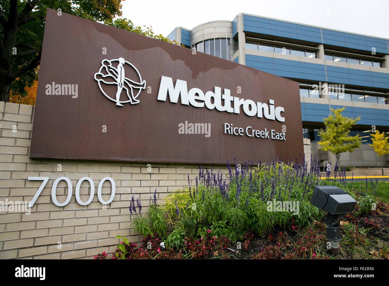 Un segno del logo al di fuori di una struttura occupata da Medtronic a Minneapolis, Minnesota il 24 ottobre 2015. Foto Stock