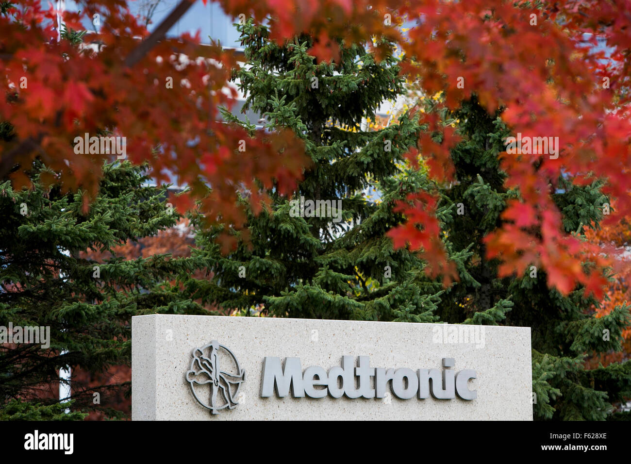 Un segno del logo al di fuori di una struttura occupata da Medtronic a Minneapolis, Minnesota il 24 ottobre 2015. Foto Stock