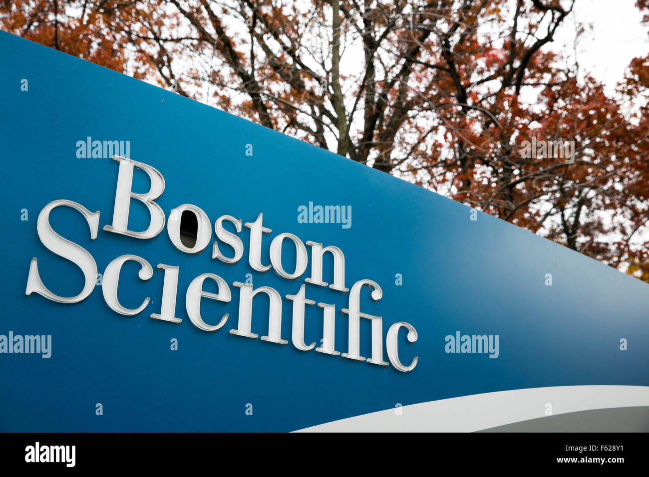 Un segno del logo al di fuori di una struttura occupata dal Boston Scientific Corporation in Arden Hills, Minnesota il 24 ottobre 2015. Foto Stock