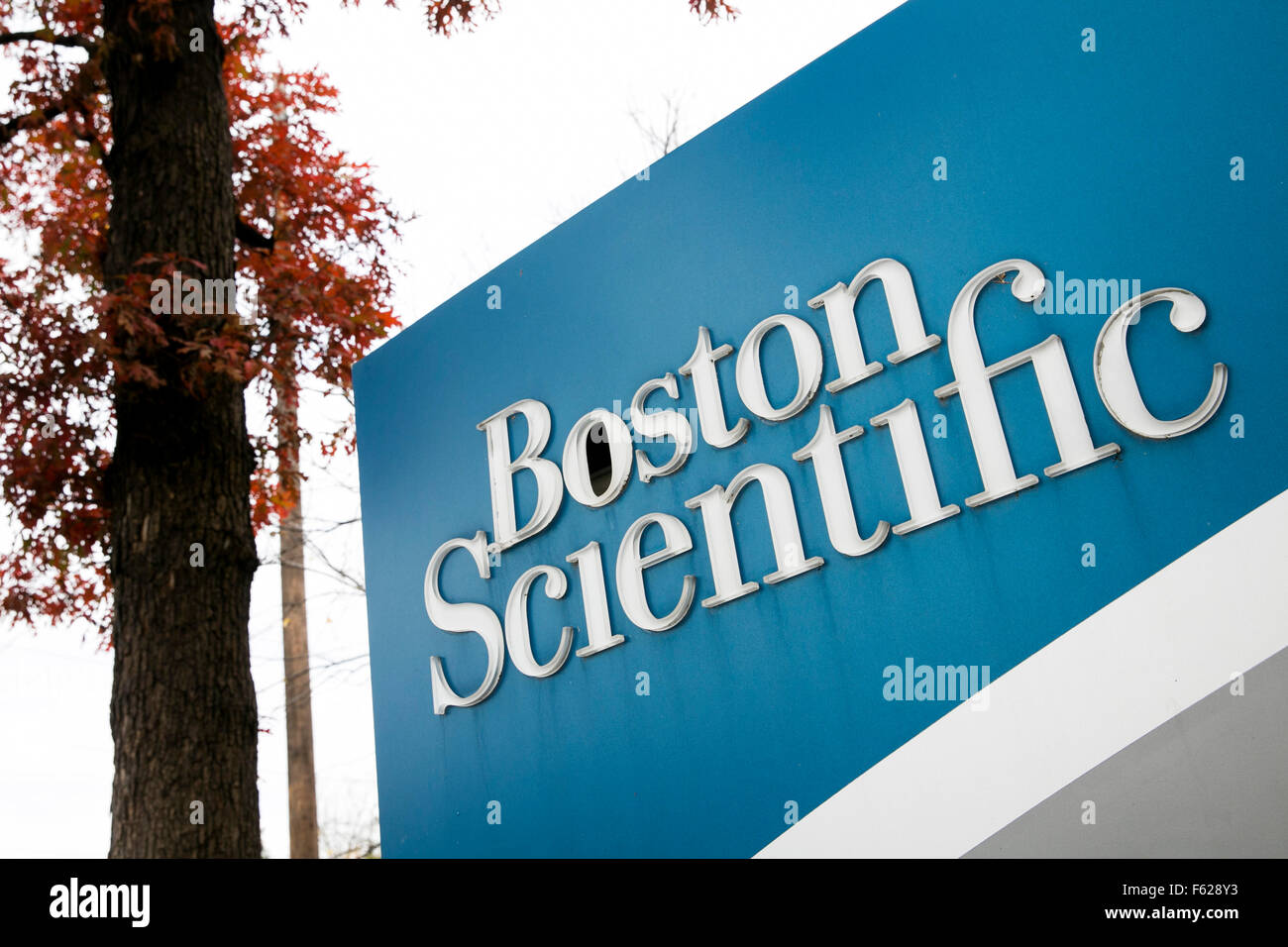 Un segno del logo al di fuori di una struttura occupata dal Boston Scientific Corporation in Arden Hills, Minnesota il 24 ottobre 2015. Foto Stock