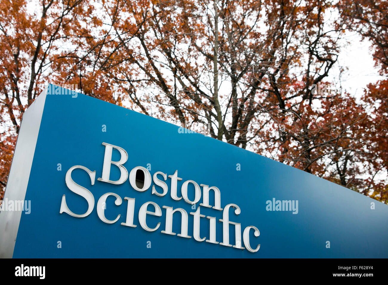 Un segno del logo al di fuori di una struttura occupata dal Boston Scientific Corporation in Arden Hills, Minnesota il 24 ottobre 2015. Foto Stock