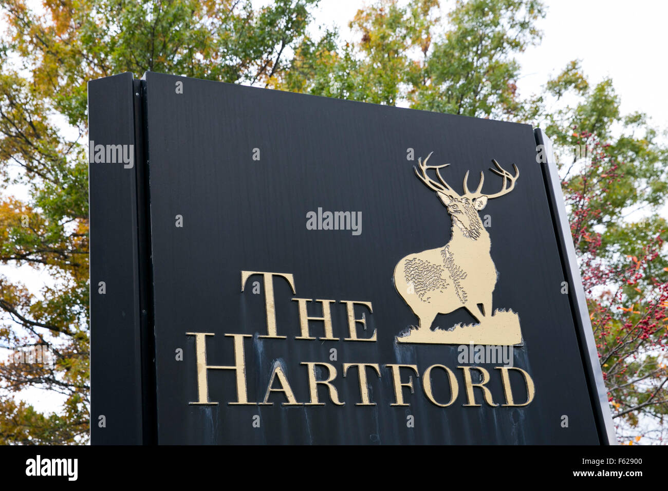 Un segno del logo al di fuori di una struttura occupata da Hartford Financial Services Group Inc. di St Paul, Minnesota il 24 ottobre Foto Stock