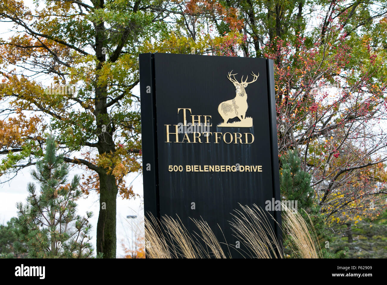 Un segno del logo al di fuori di una struttura occupata da Hartford Financial Services Group Inc. di St Paul, Minnesota il 24 ottobre Foto Stock