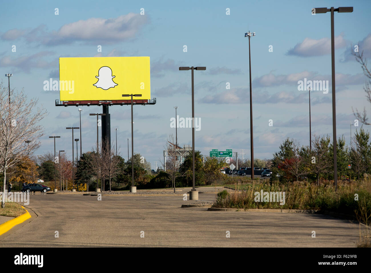 Un cartellone pubblicitario con il logo Snapchat in Richfield, Minnesota il 24 ottobre 2015. Foto Stock