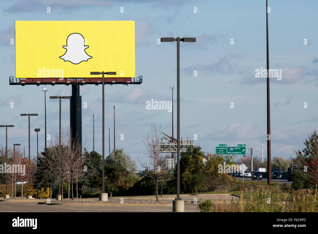 Un cartellone pubblicitario con il logo Snapchat in Richfield, Minnesota il 24 ottobre 2015. Foto Stock