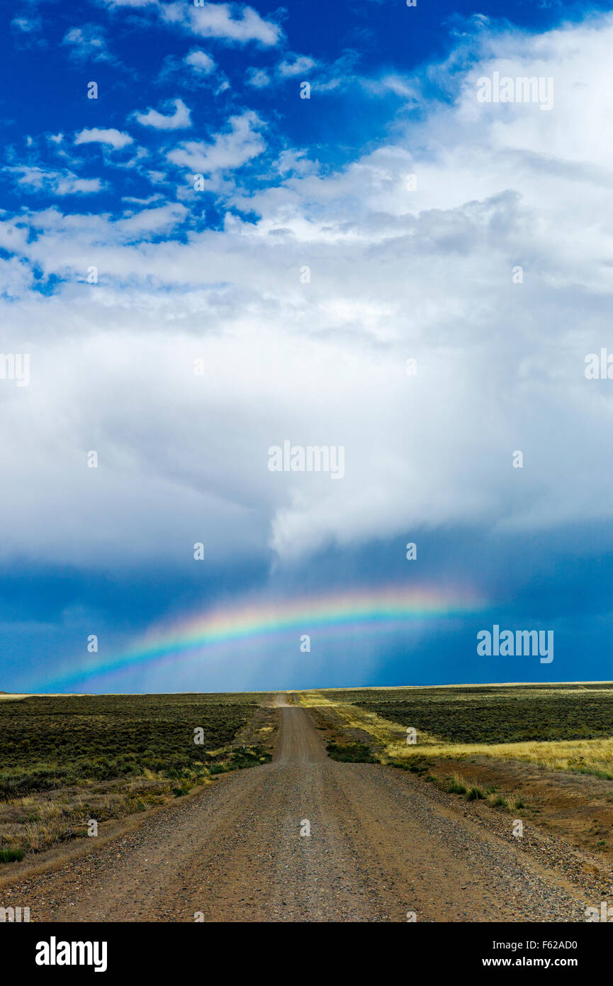 Rainbow fuori la Highway 789 vicino a Creston Junction; sud Wyoming centrale; USA Foto Stock