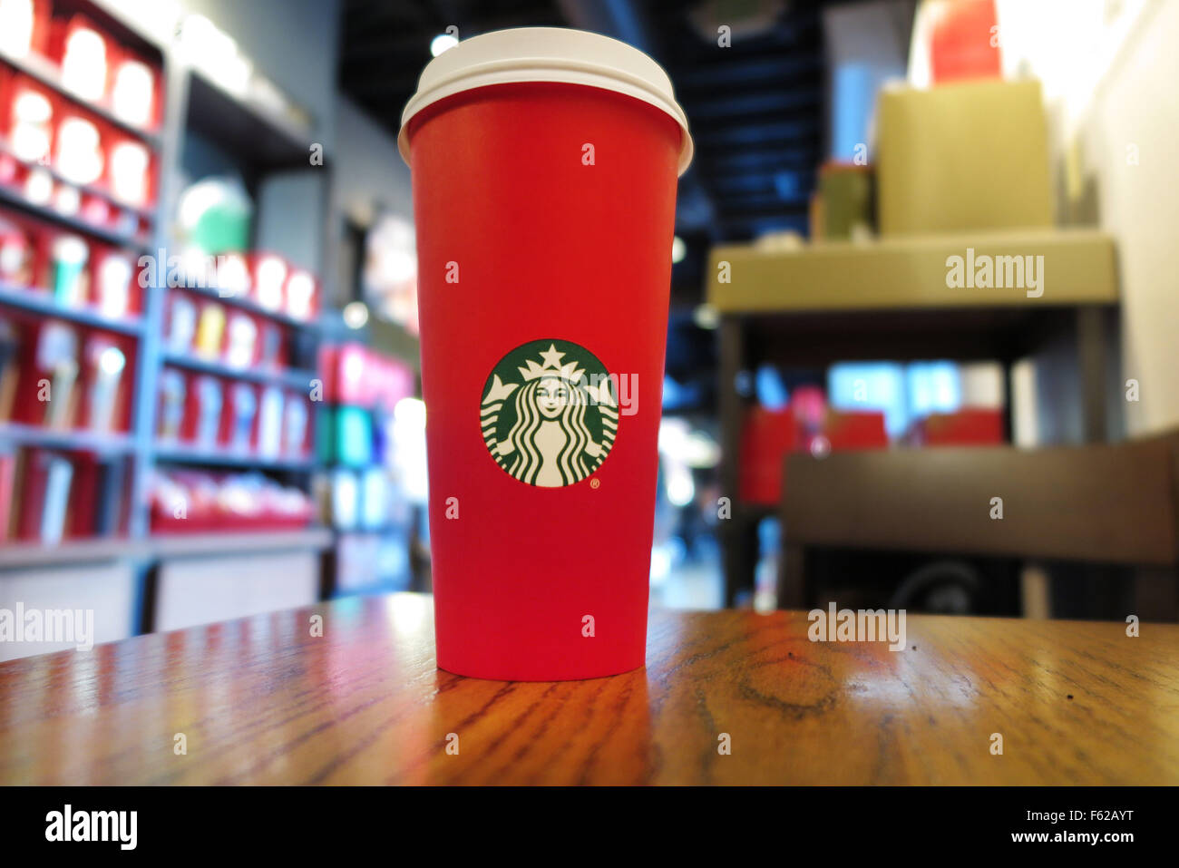 San Clemente California Stati Uniti D America Decimo Nov 2015 Un Rosso Di Starbucks Bicchiere Di Carta All Interno Del Caffe Starbucks Store Di San Clemente L Annuale Starbucks Red Cup E Inteso Per