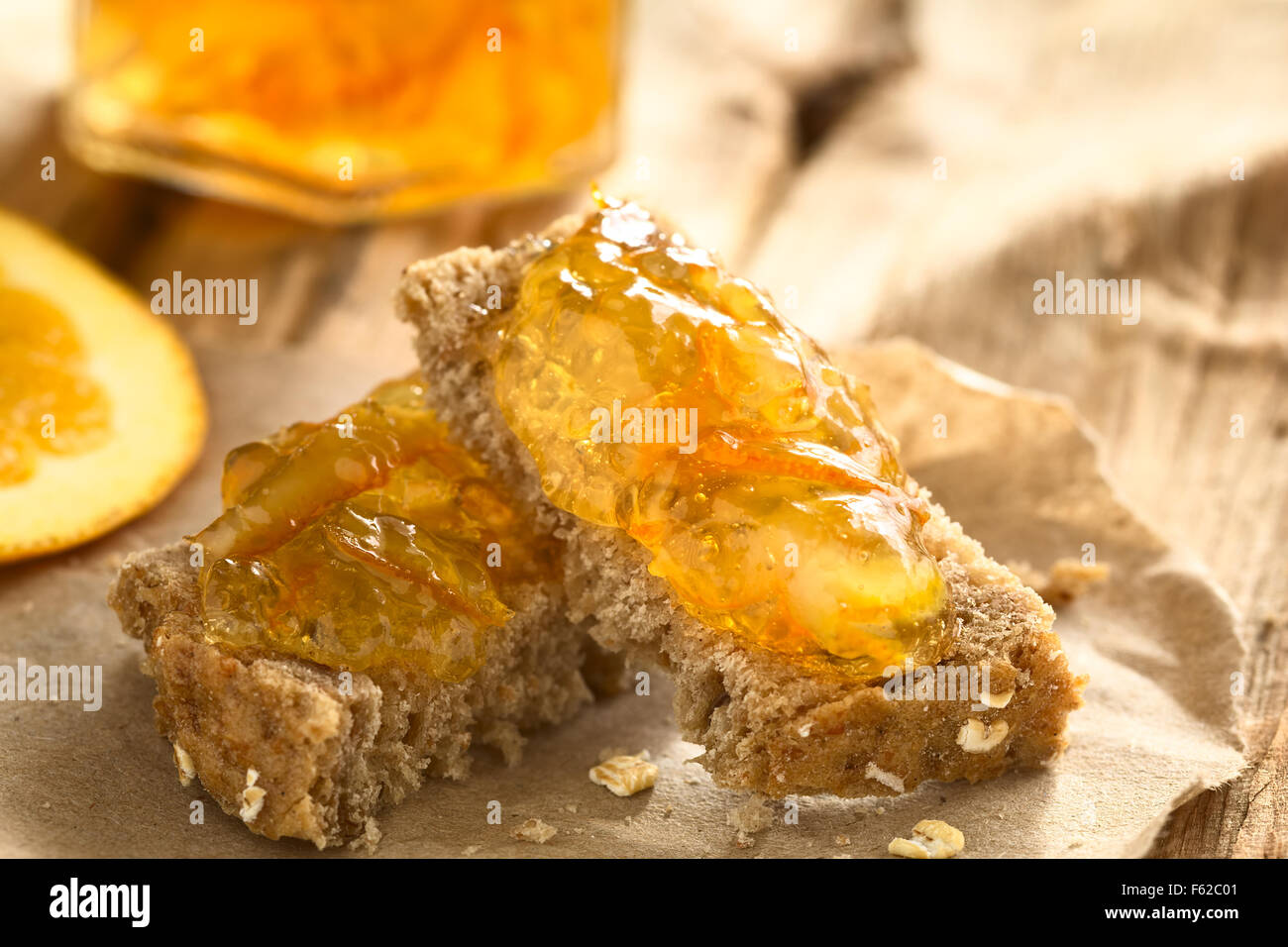 Inceppamento arancione sul pane integrale a fette, fotografati con luce naturale (messa a fuoco selettiva) Foto Stock
