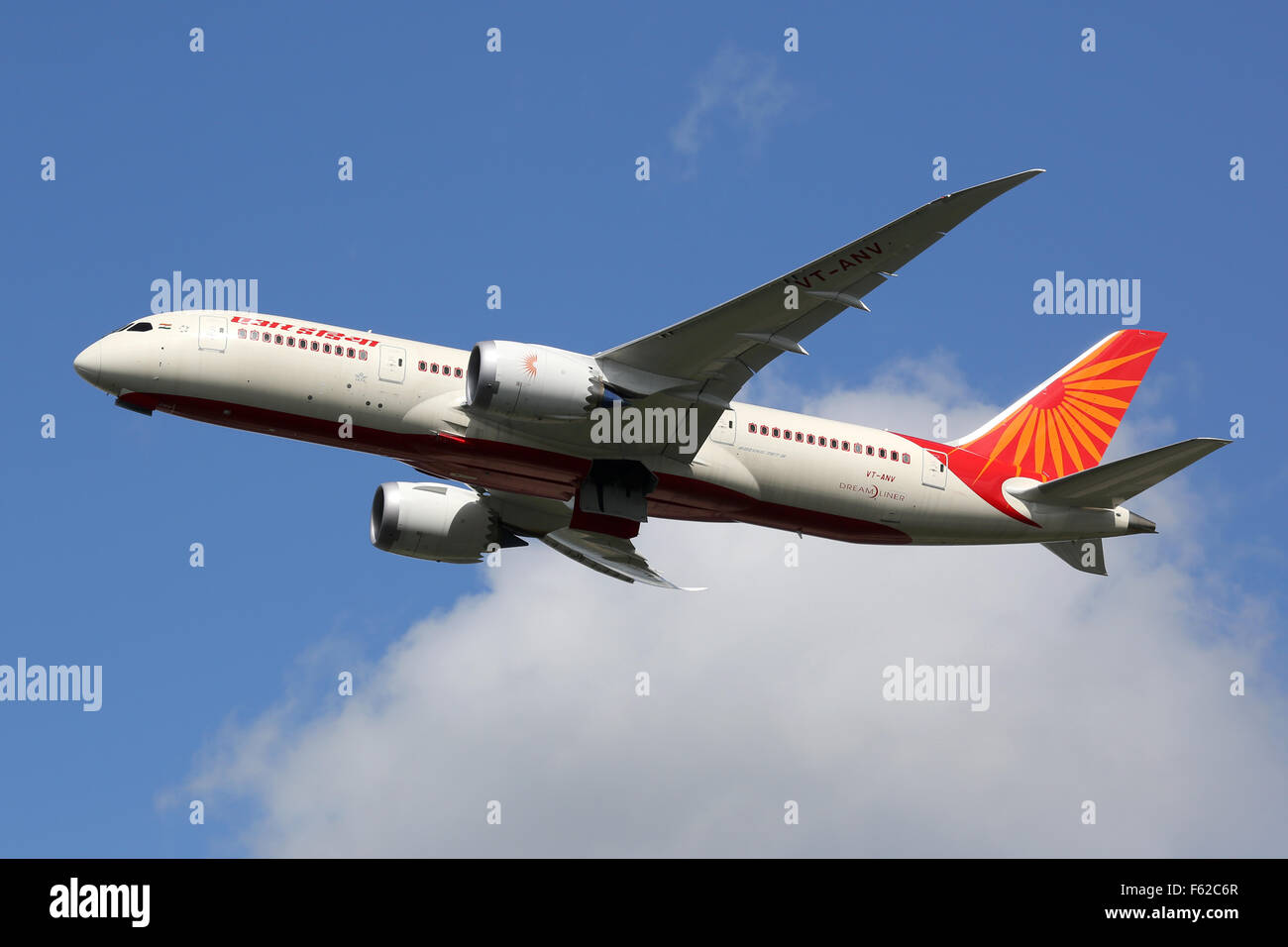 Aeroporto di Londra Heathrow, Regno Unito - 28 agosto 2015: Un Air India Boeing 787 con la registrazione VT-qualunque decollare da Londra H Foto Stock