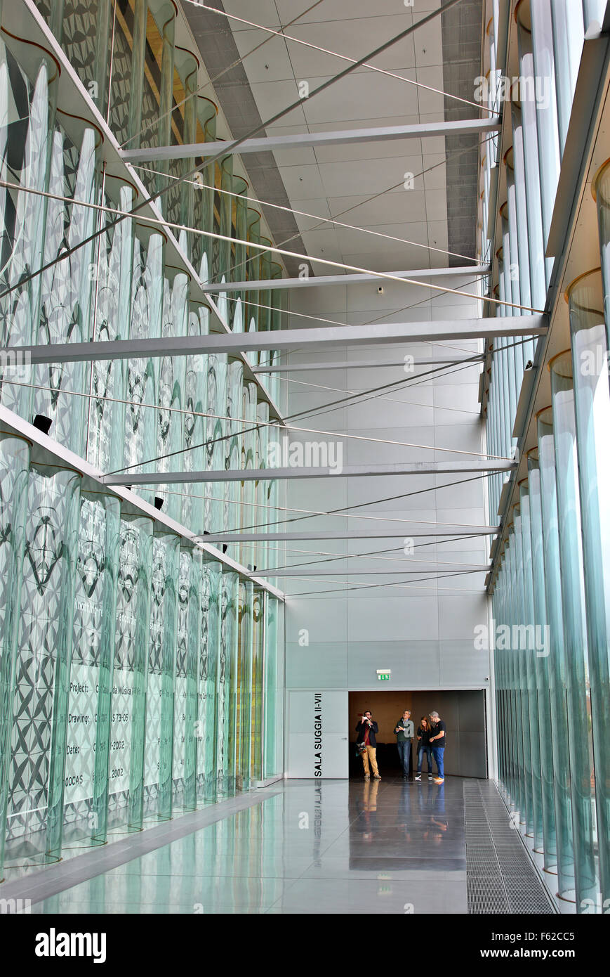 All'interno di Casa da Musica, Porto, Portogallo. (Architetto: Rem Koolhaas). È diventata una sorta di "marca" del moderno porto Foto Stock