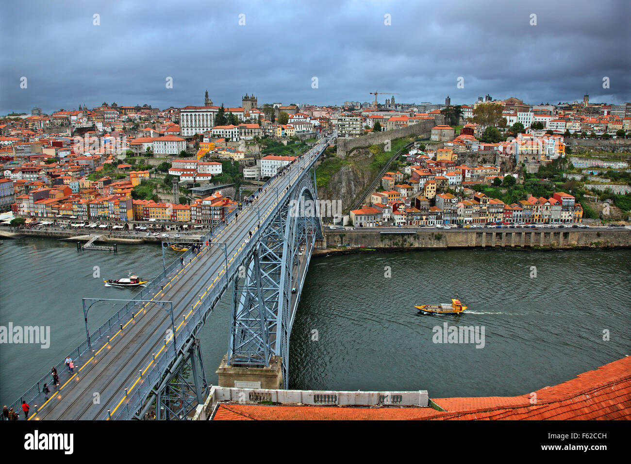 Il Dom Luis I ponte sul fiume Douro Porto, Portogallo Foto Stock