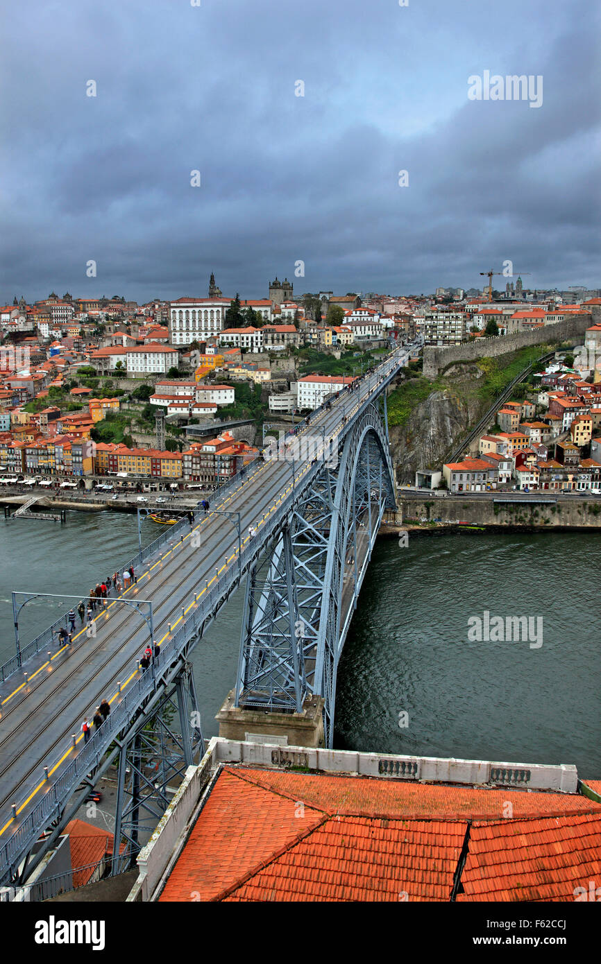 Il Dom Luis I ponte sul fiume Douro. Porto, Portogallo. Foto Stock