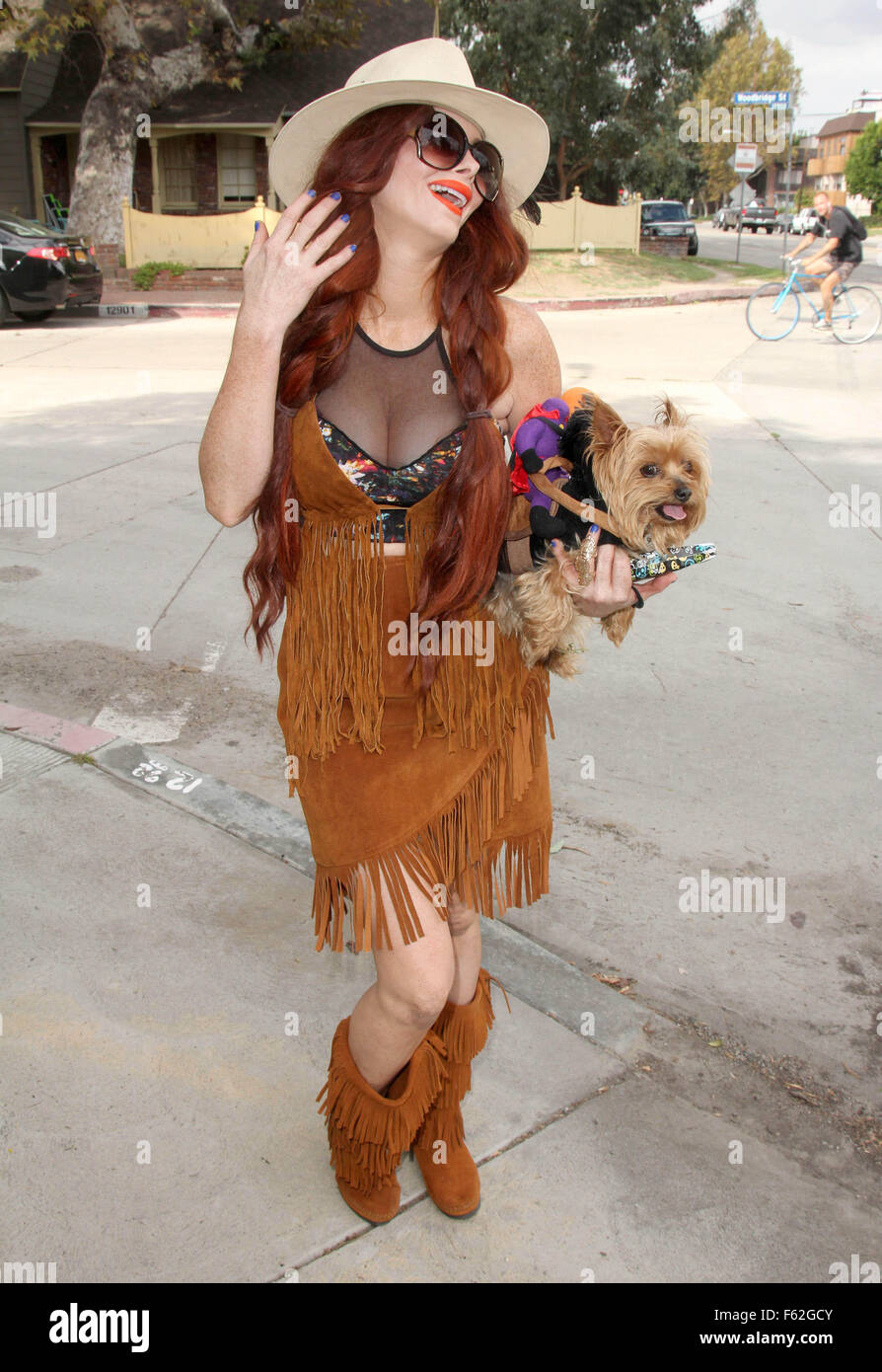 Prezzo Phoebe indossa un Pocahontas-come outfit mentre si cammina il suo cane Henry con: Phoebe Prezzi Dove: Los Angeles, California, Stati Uniti quando: 05 Ott 2015 Foto Stock