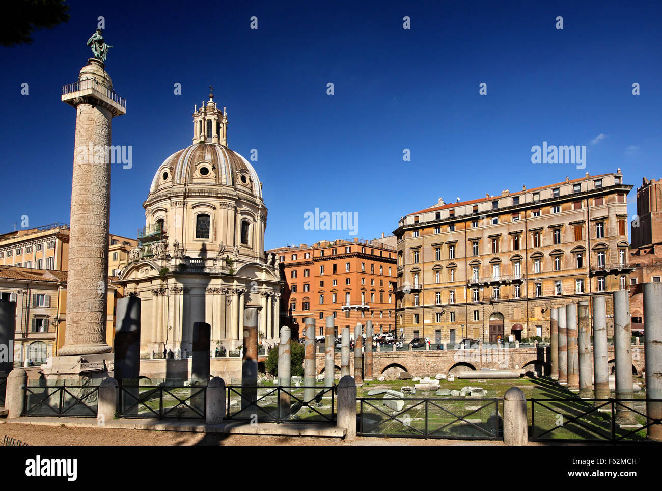 La Colonna di Traiano (colonna Traiani) nel Foro di Traiano (mercato), Roma, Italia. Foto Stock
