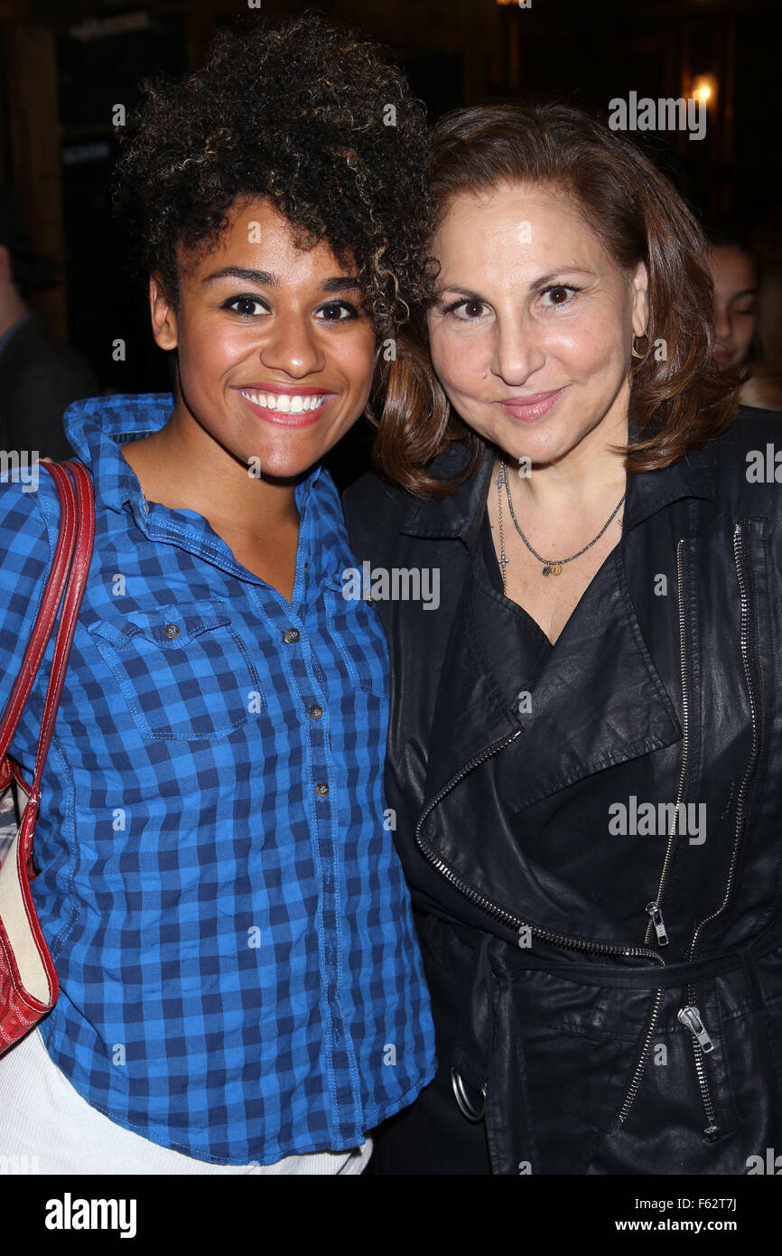 Dietro le quinte della visita al musical di Broadway Hamilton al Richard Rodgers Theatre. Dotato di: Ariana DeBose, Kathy Najimy dove: la città di New York, New York, Stati Uniti quando: 07 Ott 2015 Foto Stock