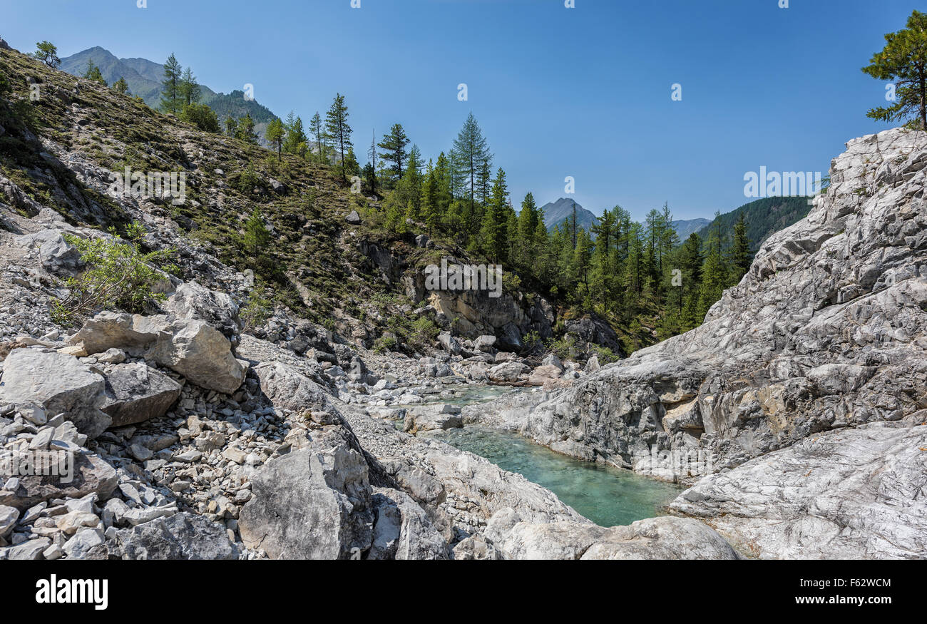 Le rocce nella stretta valle del torrente di montagna. Eastern Sayan. Buryatia Foto Stock