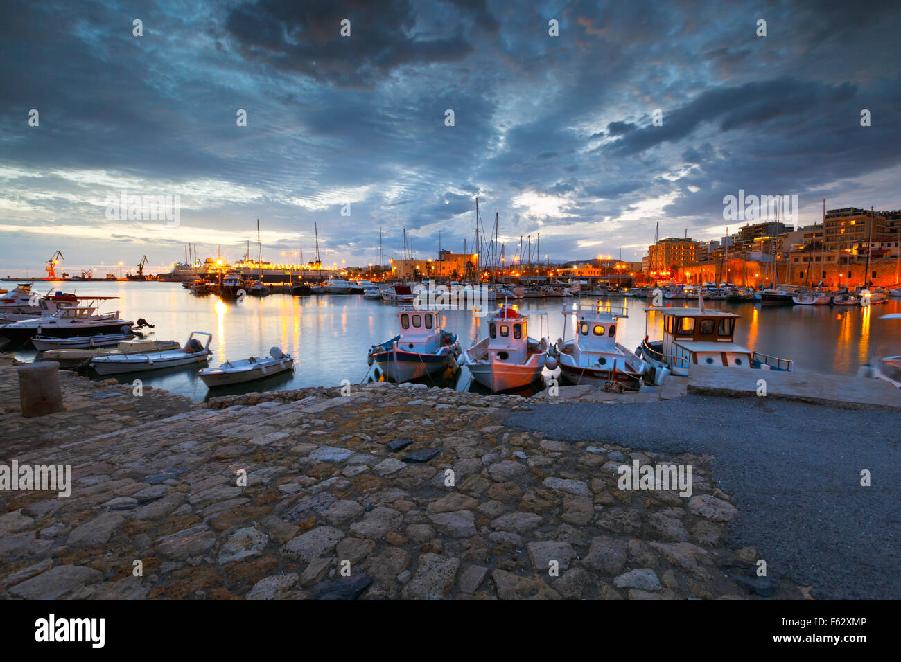 Il vecchio porto con barche da pesca e marina in Heraklion, Creta, Grecia Foto Stock
