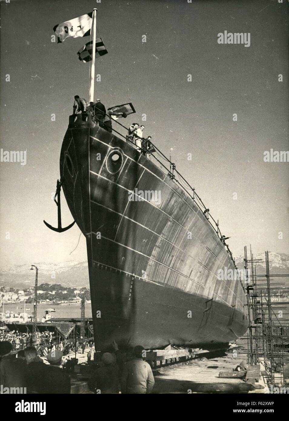 1962 - ''E.5'' lanciato a La Seune (vicino a Toulon).: ''E.5.'' uno dei sei mare accompagnatrici no in costruzione dopo che è stato lanciato in La Seyne, in cantiere vicino a Toulon. Queste scorte sono il primo ad essere costruito sotto la off shore programma di comando. Essi sono armati con dieci 57 MM. Antiair pistole e 320MM. mitragliatrici loro tennage è I.250 e alla velocità di 27 nodi. © Keystone Pictures USA/ZUMAPRESS.com/Alamy Live News Foto Stock