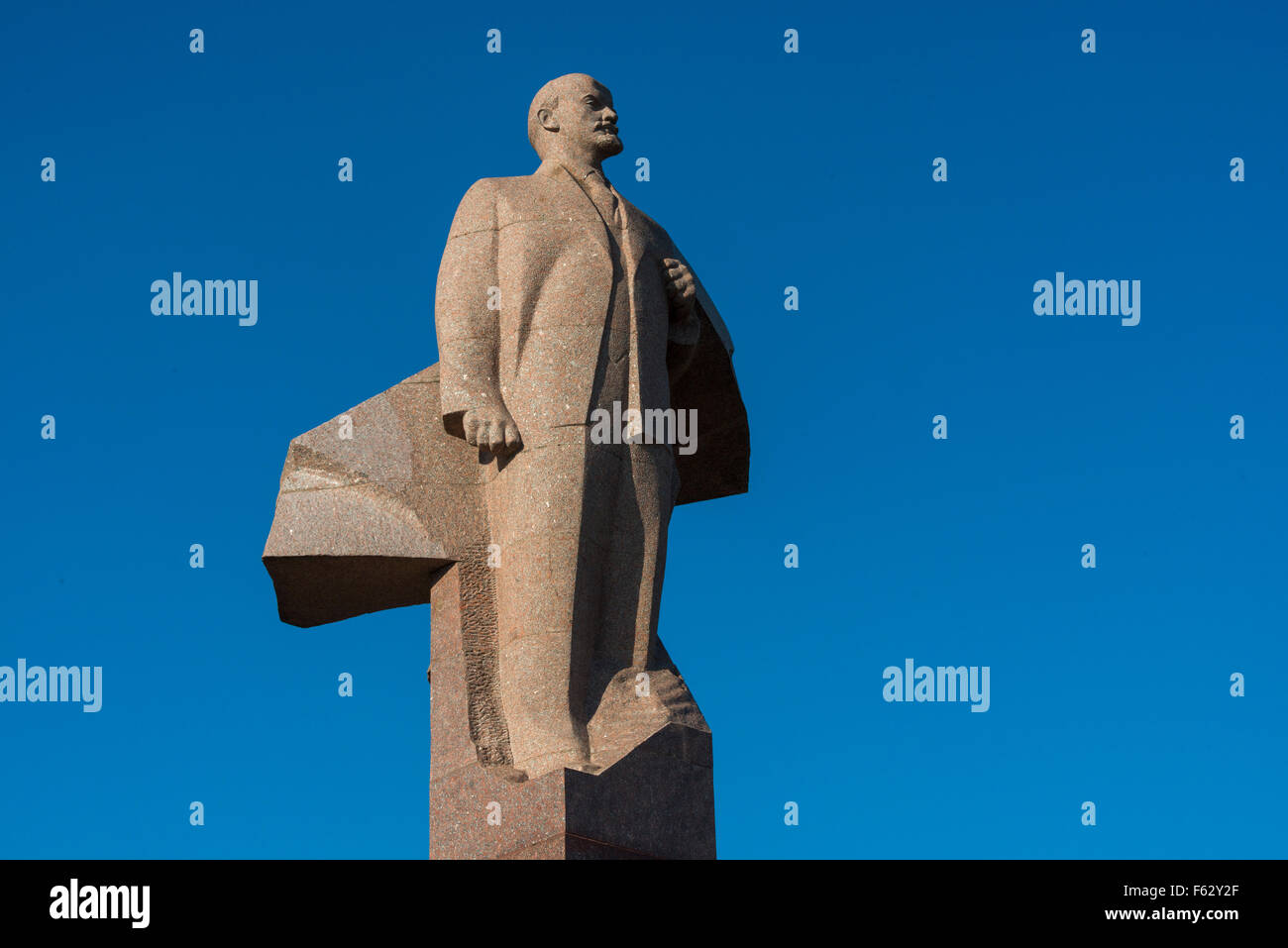 Statua di Lenin rivolto verso la Casa del Parlamento, Tiraspol Foto Stock