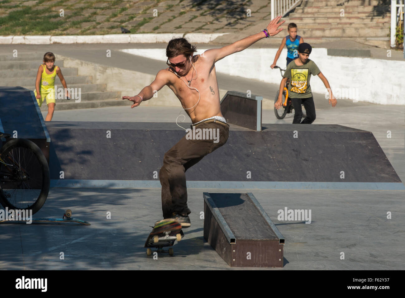 Adolescente skateboard, Tiraspol Foto Stock