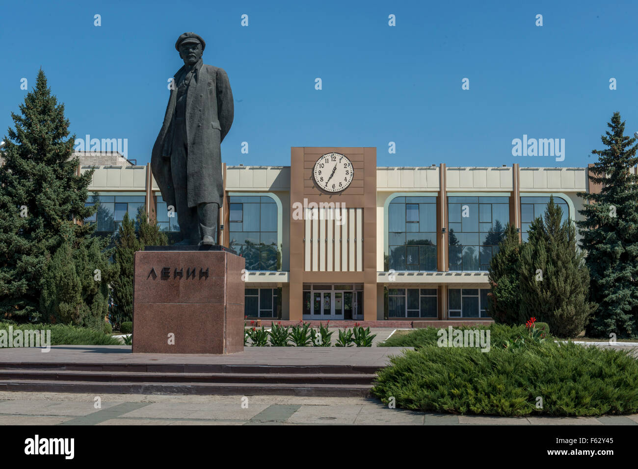 Statua di Lenin di fronte al Palazzo del Municipio, Ribnita Foto Stock