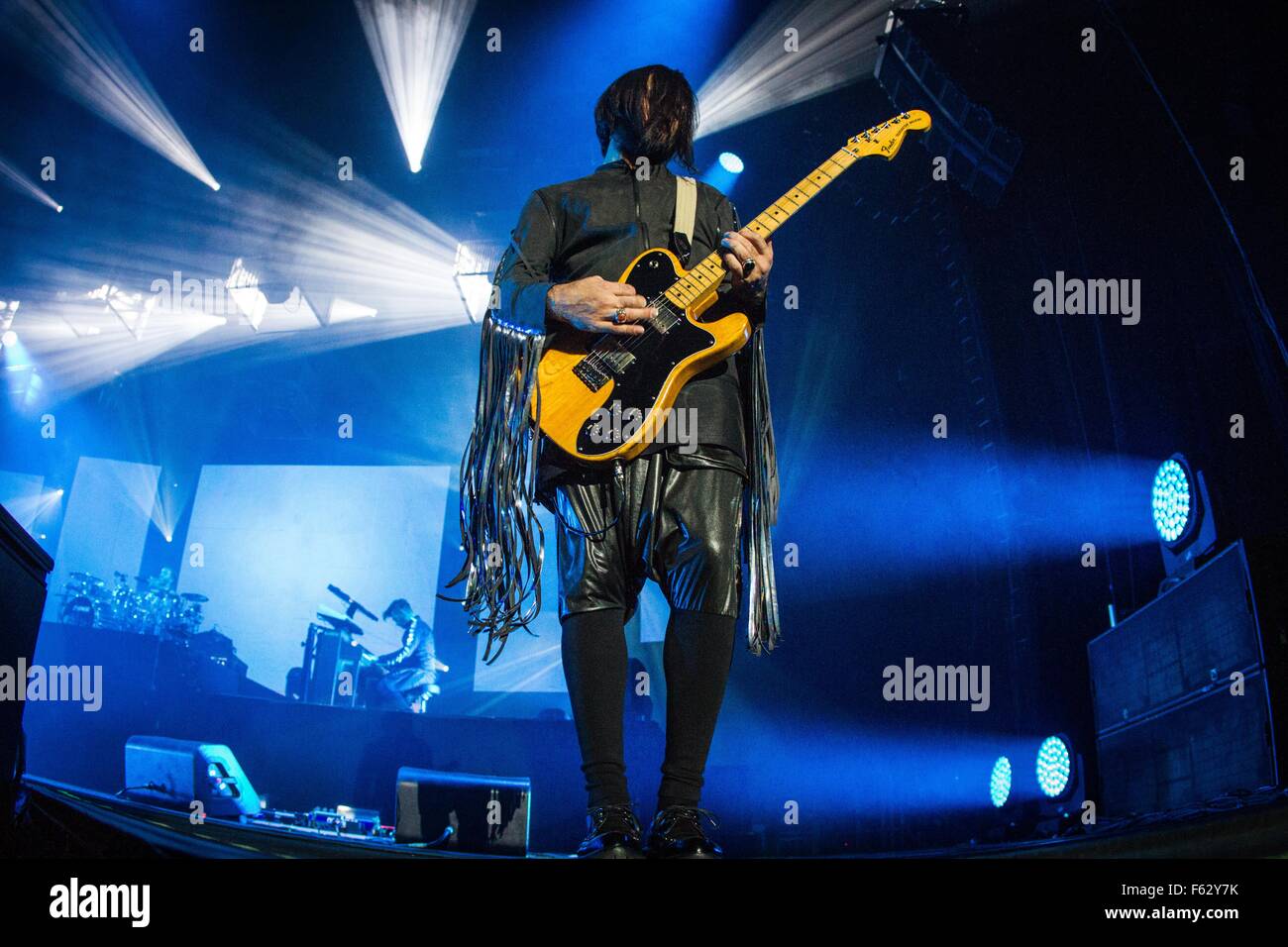 Bologna, Italia. Decimo Nov, 2015. Emanuele Spedicato della rock band italiana Negramaro raffigurata sul palco come egli si esibisce dal vivo a Unipol Arena Bologna. Credito: Roberto Finizio/Pacific Press/Alamy Live News Foto Stock