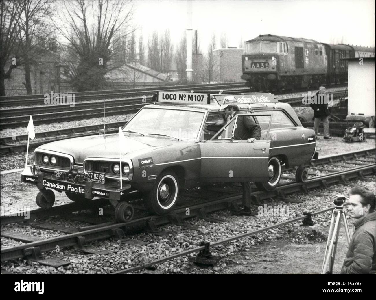 1968 - Dimostrazione di CP Rail Hy-Rail dell'unità. Uno dei più singolari auto mai arrivare in Gran Bretagna è stato dimostrato a West Drayton stazione ferroviaria. La British Rail gentilmente accettato di consentire Canadian Pacific Railway - CP Rail, per visualizzare una unità Hy-Rail, uno dei più singolari elementi della società del materiale rotabile, mentre era sulla breve visita in Gran Bretagna. La vettura, per usare la sua designazione ufficiale - Unità Hy-Rail, è infatti un tipico North American station wagon con oen grande differenza - è progettato per funzionare su linee ferroviarie nonché le strade. Esso può essere adattato da un normale uso su strada per diventare un locomotiv Foto Stock