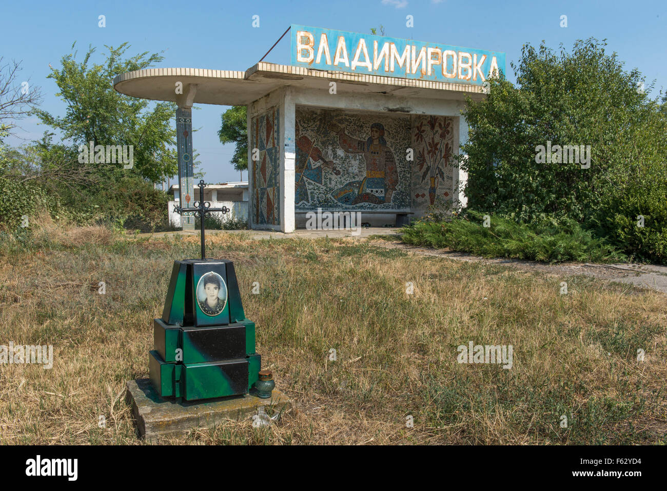 Memorial & Fermata Bus con folcloristica affreschi socialista, a est di Tiraspol Foto Stock