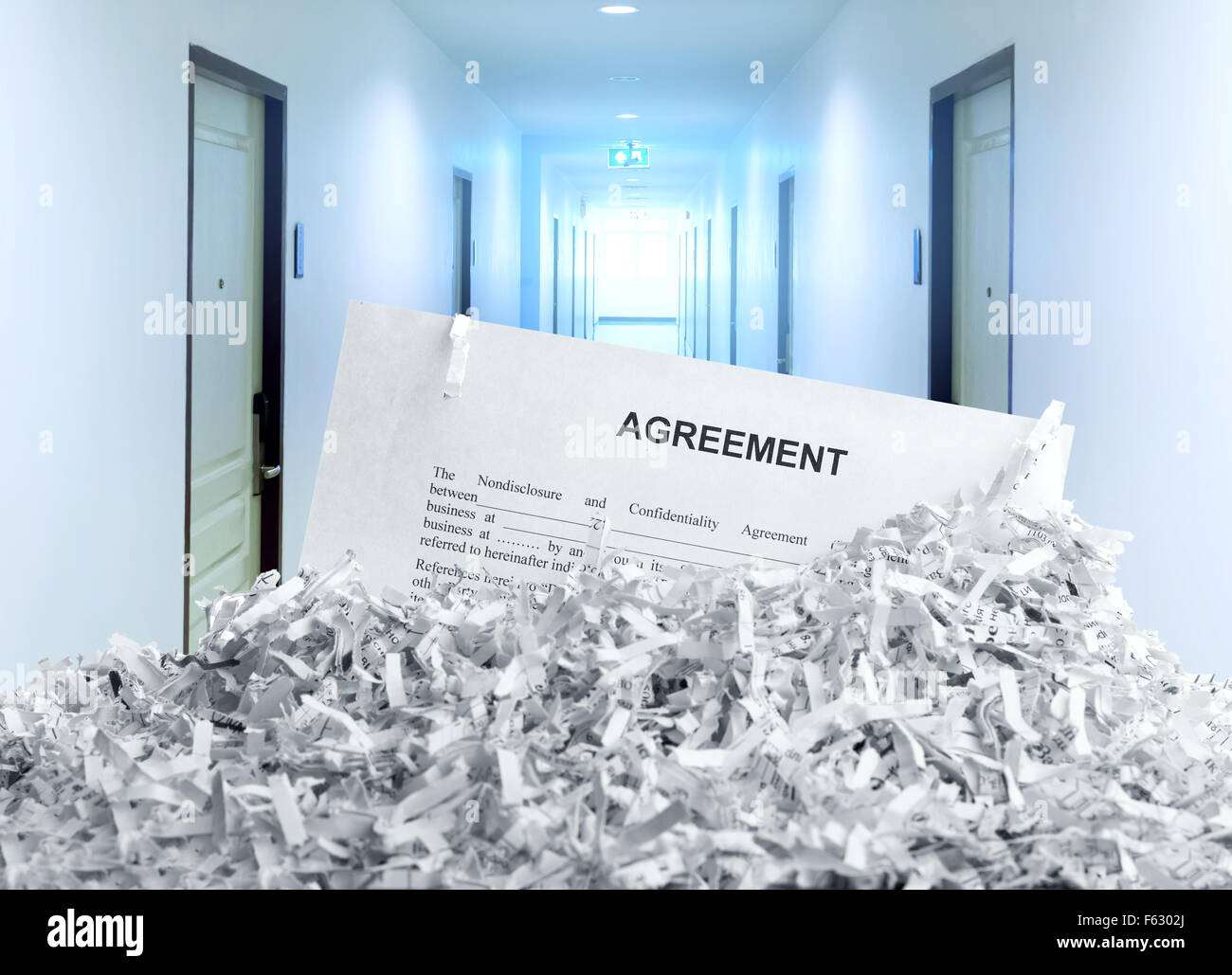 Accordo di trinciato in ufficio Foto Stock