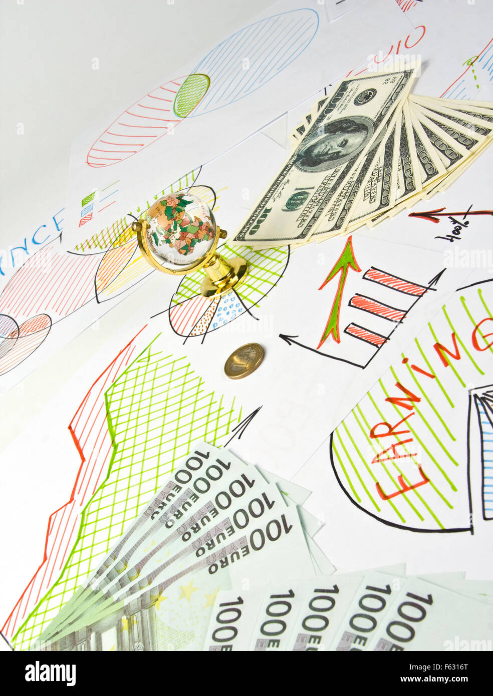 Diagrammi di business, globo di vetro e denaro Foto Stock