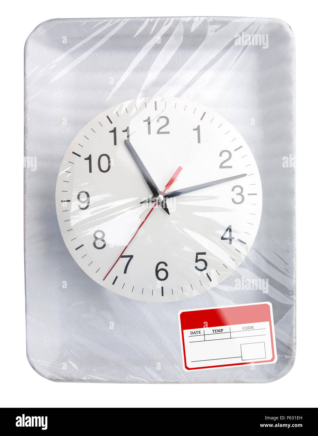 Avvolto bianco in plastica contenitore per alimenti con orologio e etichetta vuota isolata Foto Stock