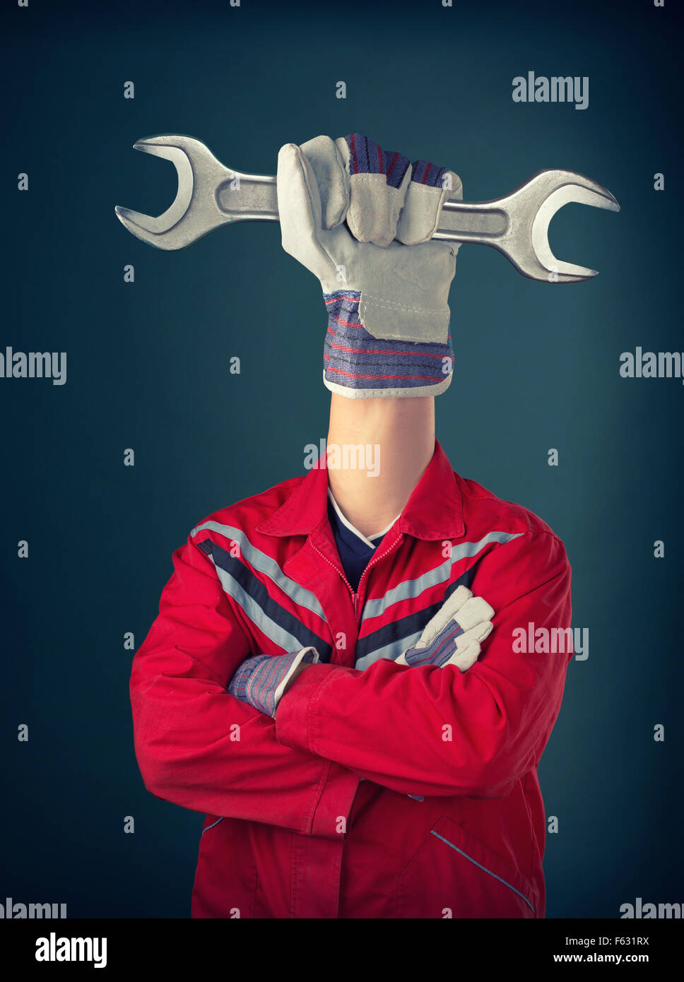 Lavoratore con mano che tiene la chiave al posto della testa Foto Stock