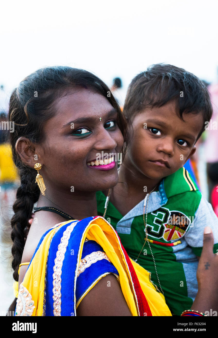 Ritratto di una madre indiana con il suo ragazzo. Foto Stock