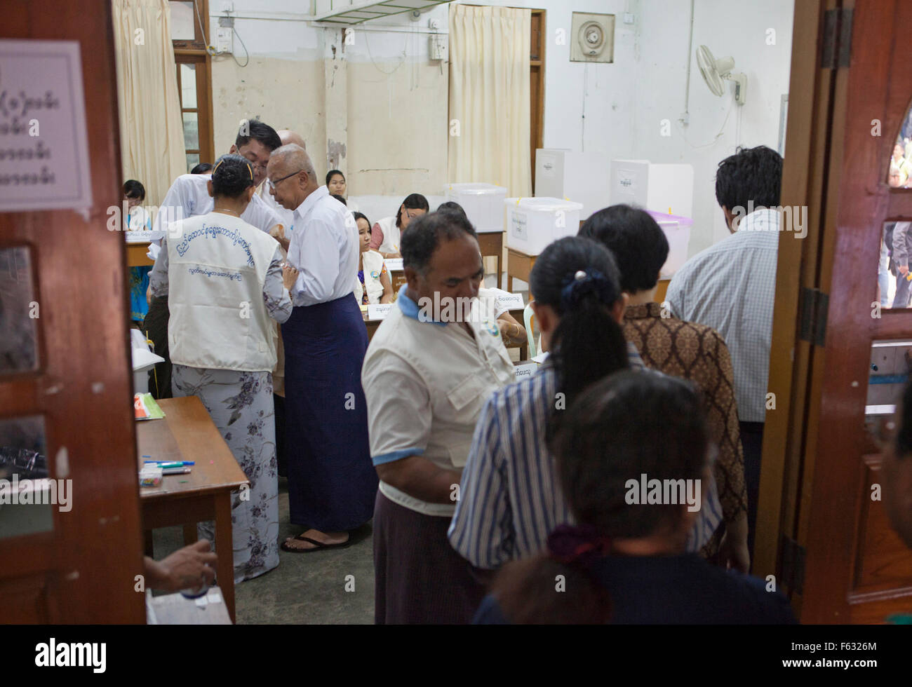 Popolo birmano voto, in corrispondenza di una stazione di polling, durante le prime elezioni generali in venticinque anni di Yangon, Myanmar. La NLD si prevede di avere una vittoria schiacciante. Foto Stock