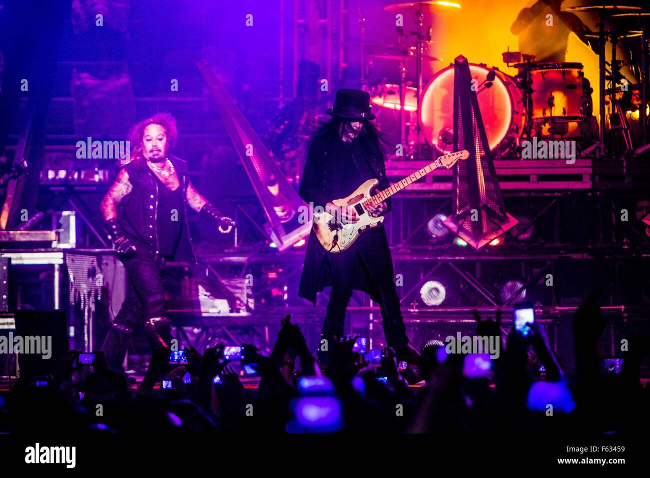 Milano, Italia. Decimo nov, 2015. Motley Crue performing live per l'ultima volta in Italia al Mediolanum Forum di Milano il 10 novembre 2015 credit: mairo cinquetti/alamy live news Foto Stock